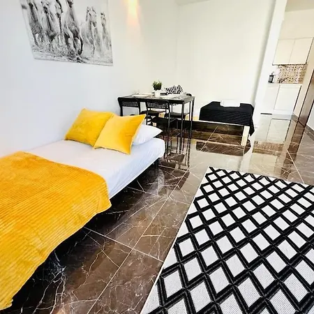 Brand New Studio, Top Location, Next Attractions Apartman